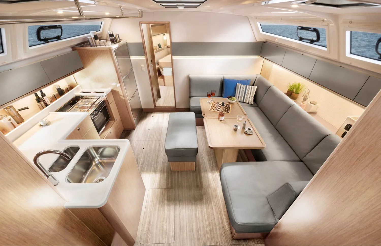 Heller Salon mit Sitzgruppe und Pantry an Bord