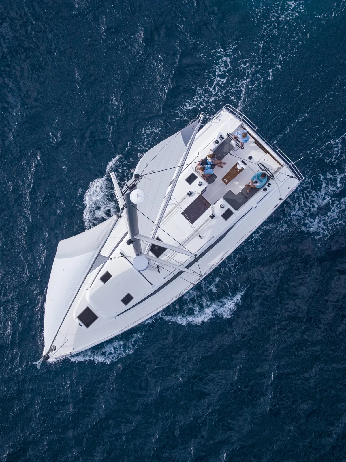 Bavaria C42 unter Segeln vor felsiger Küste